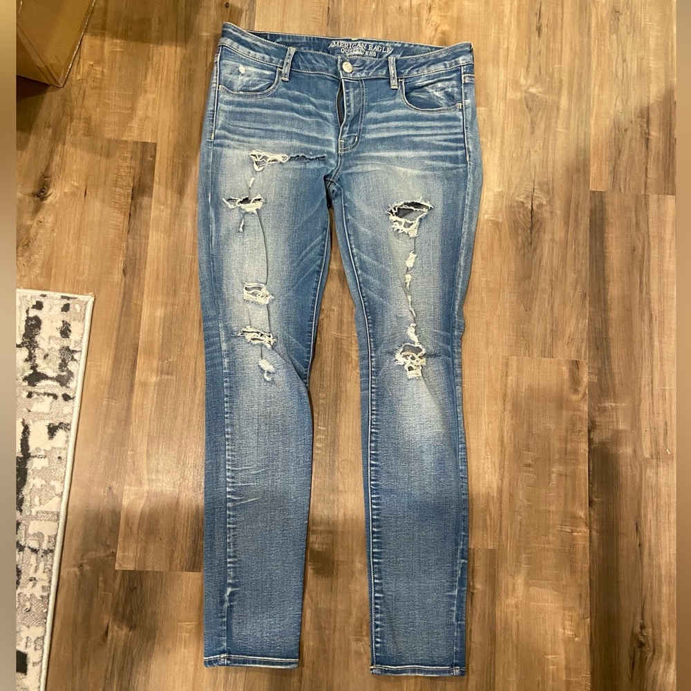 Light wash distressed skinny Jean jegging
